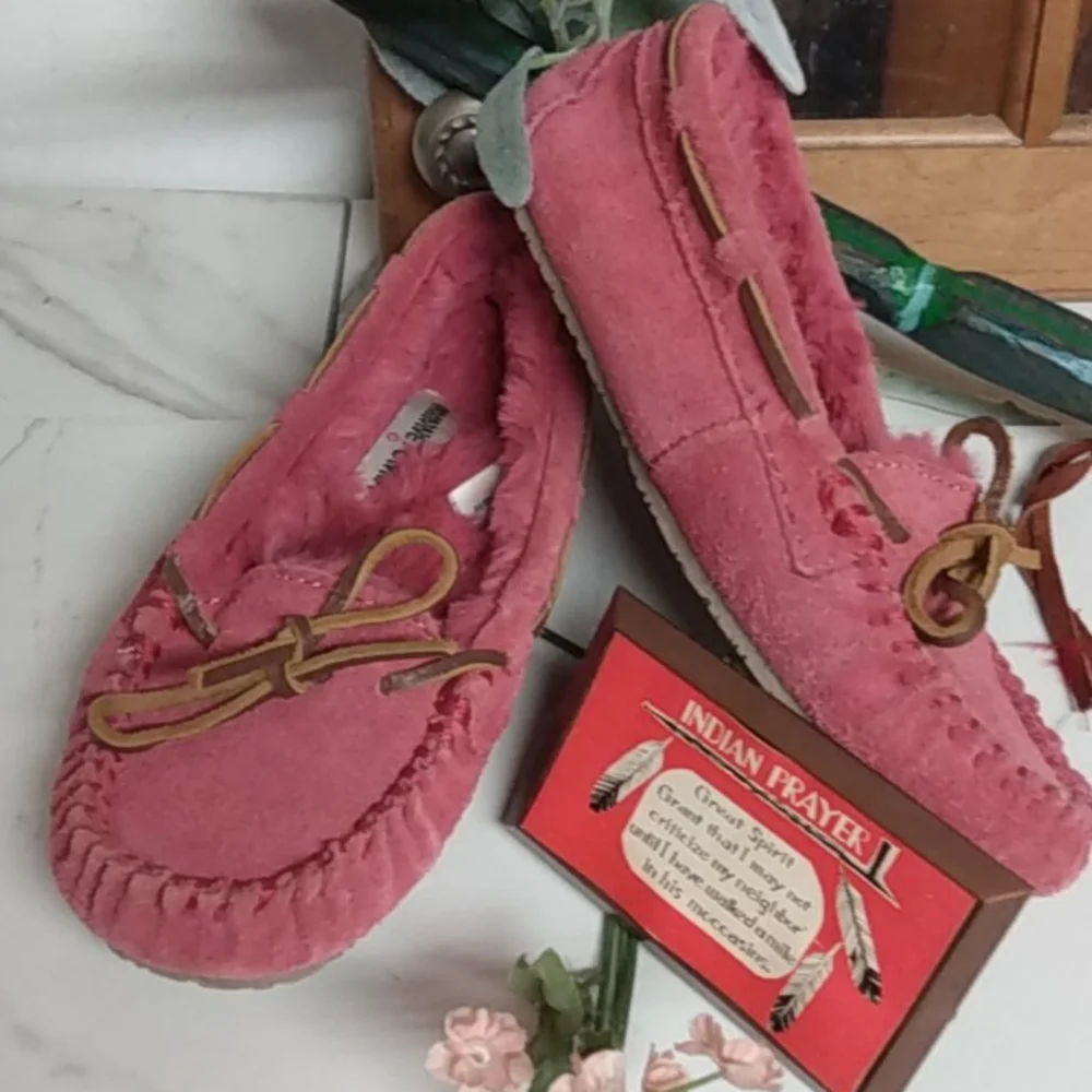 Bubble Gum Pink Minnetonka Moccasins Girls size 2